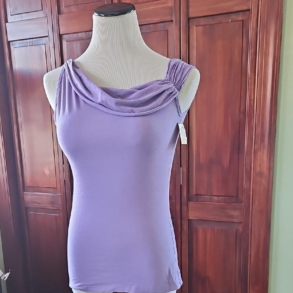 Beau & Eros Lavender ruffled one sleeve chic tank top